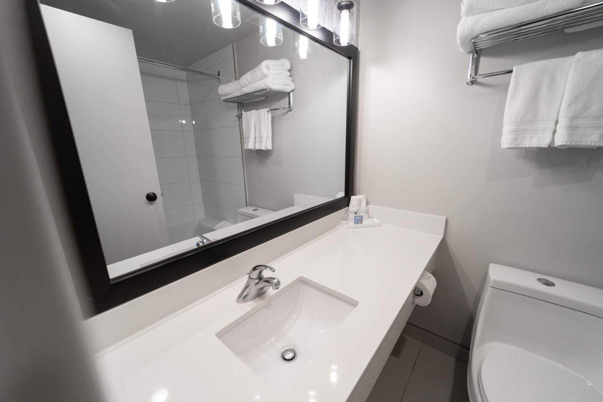 The Thompson Hotel Kamloops Room photo